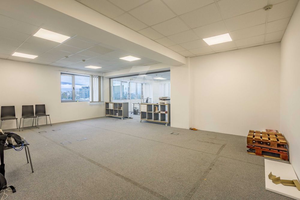 Дава под наем просторен офис в ж. к. Хаджи Димитър