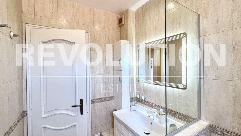 Тристаен апартамент в района на Център!