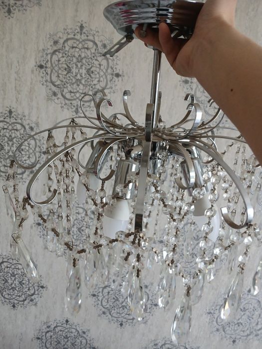Продаётся ЛЮСТРА белый яркий