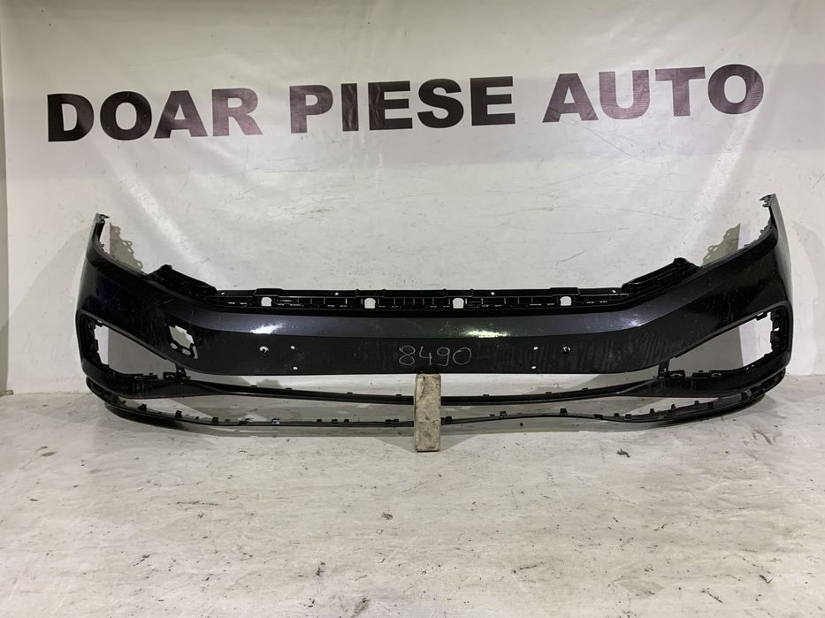 Bara fata VW Passat, B8, facelift, Highline, 2019, 2020, 2021, 2022, 2023, cod origine OE 3G0807221F, cu gauri pentru senzori de parcare (4). Are o minifisura in partea dreapta jos, nu se vede daca este cromul clipsat.