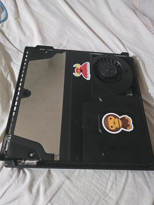 Vând PlayStation 4 pro