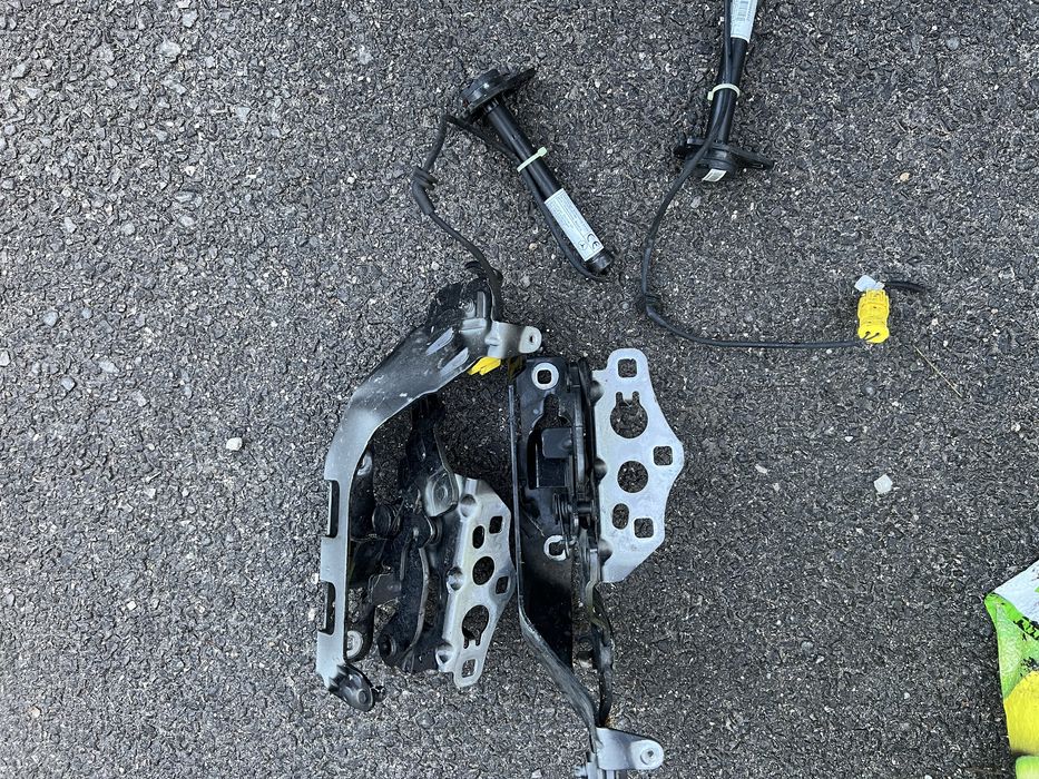 Mercedes W205 пиропатрони/панти преден капак