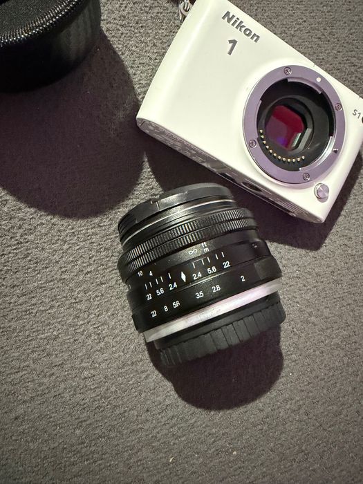 Nikon 1 S1 cu obiectiv manual