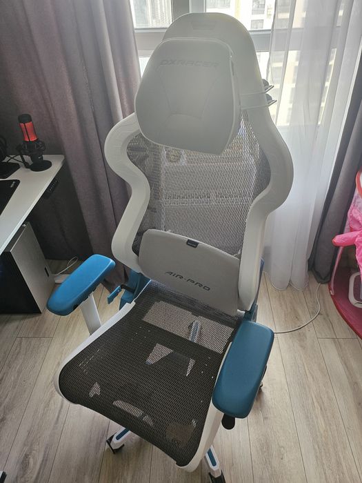 Игровое кресло и игровой стол