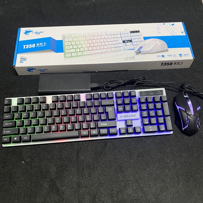 Oq klavira tura rgb bor va igravoy bosilishlari yumsho