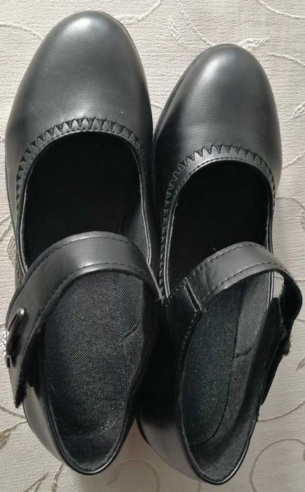 Чисто нови дамски обувки от естествена кожа - номер 38