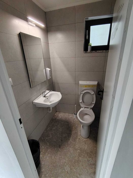 Inchiriez hala si spatiu comercial