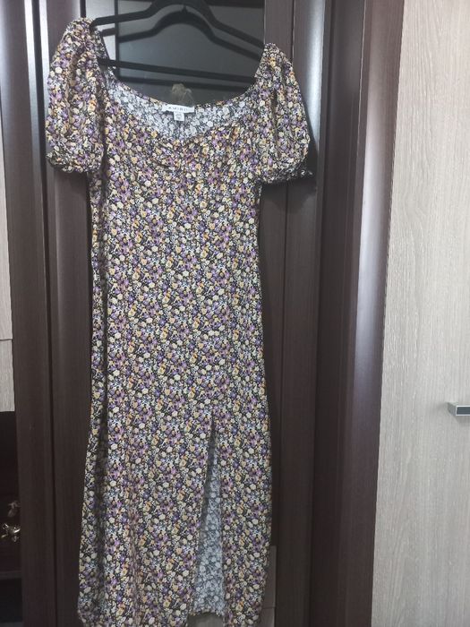 Rochie de la AMISU, ușoară, cambrata pe talie, cu maneci bufante.