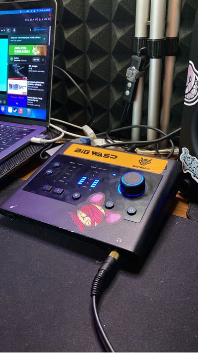 Vand urmatoarele: casti studio/dj si interfata audio