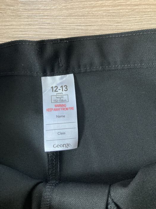 Pantaloni de scoala