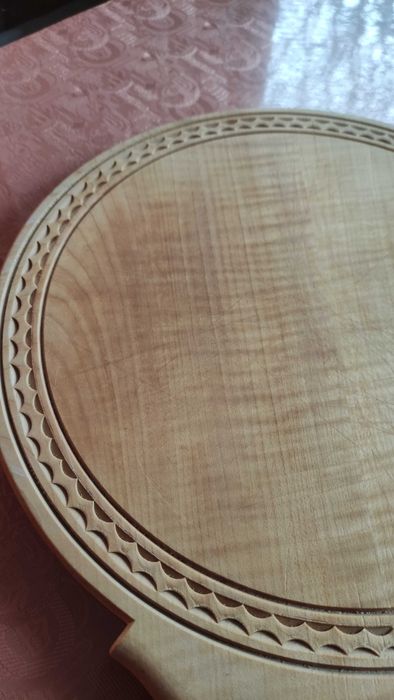Кръгла дървена дъска за рязане с дръжка и украса от дърворезба