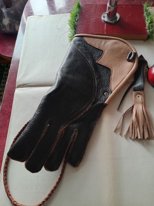 Принадлежности для ловчих птиц.