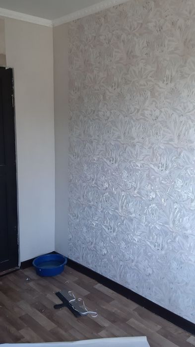 Поклейка обоев .