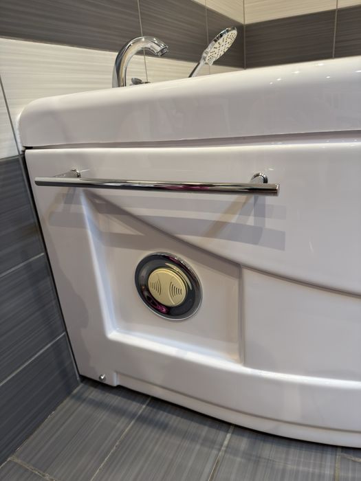 Jacuzzi sparios pentru 2 sau mai multe persoane