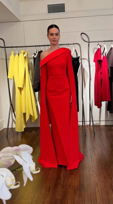 Rochie roșie elegantă cu maneci tip capa de inchiriat