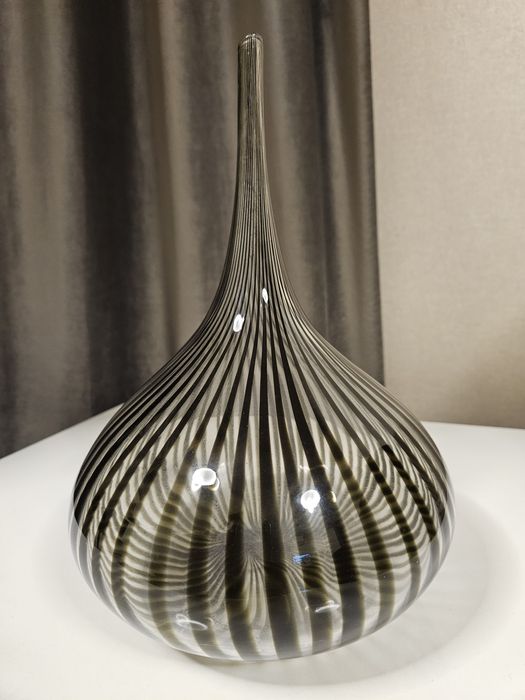 Стилна стъклена ваза Kare с черни мотиви