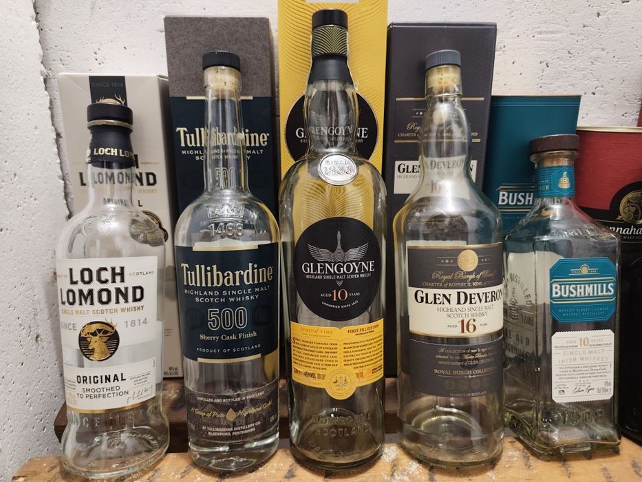 Празни бутилки от малцово уиски с кутия