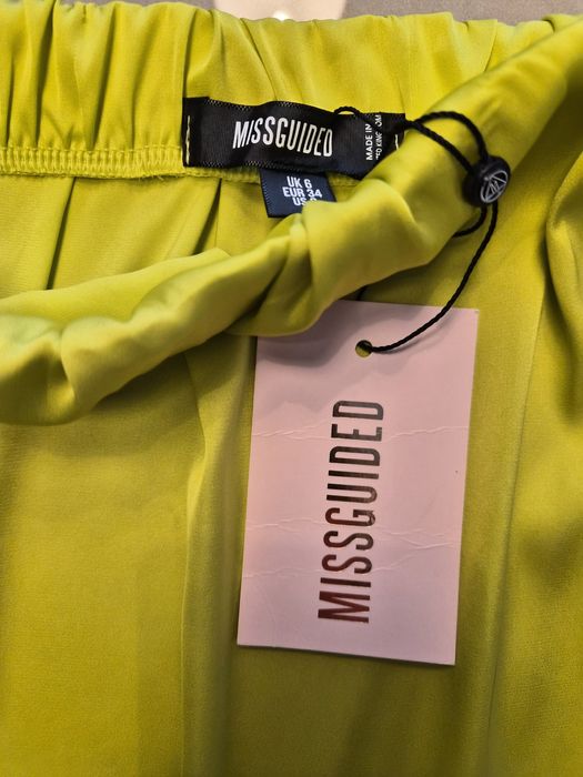 Сатенена пола в жълто-зелен цвят