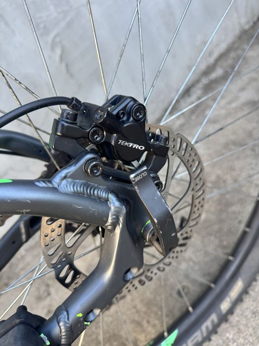 Vând Bicicletă MTB Hardtail BULLS SHARPTAIL 2 – Negru Neon, Frâne Hidraulice, Stare Foarte Bună
