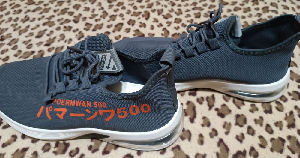 Сетчатые фирменные кроссовки