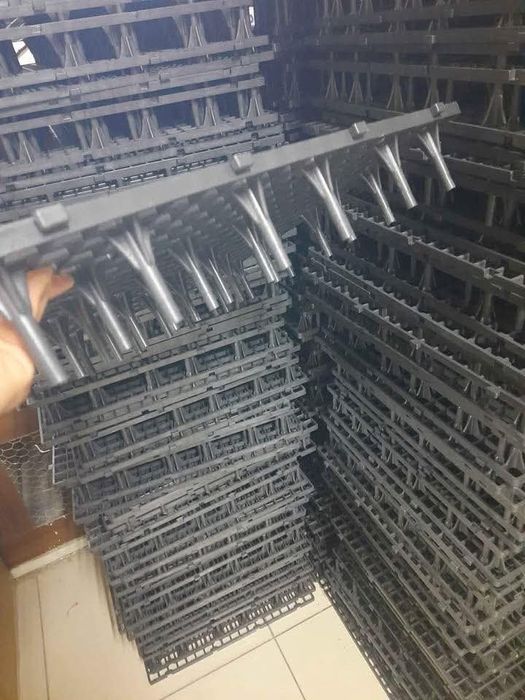 Gratare podea voliere