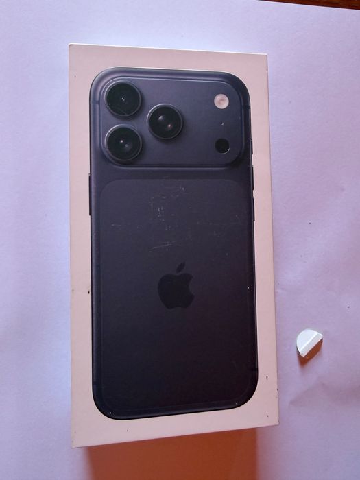 Vand iphone 17 pro cu sticla de la display sparta ( nu afecteaza functionalitatea)