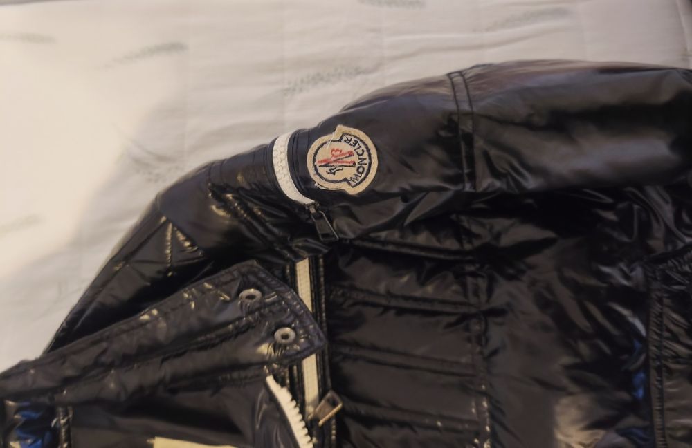 Geaca Moncler...