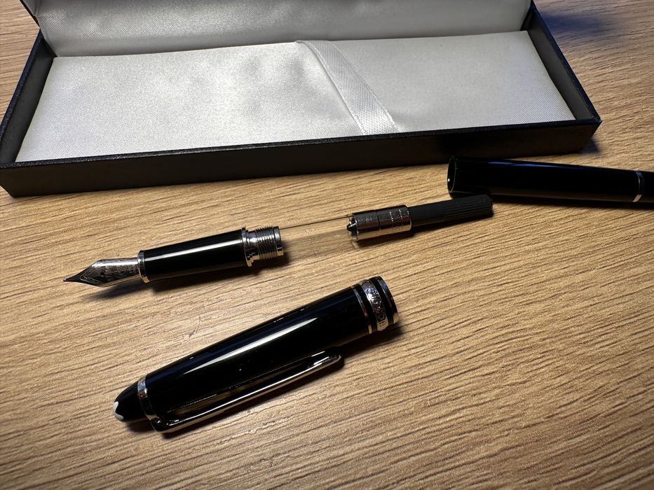 Stilou Mont Blanc negru cu argintiu, cerneala/rezerva