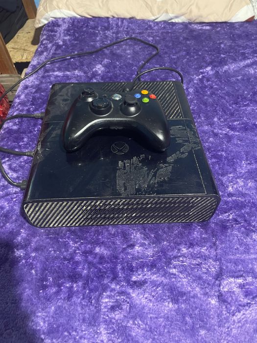 Xbox 360 cu maneta si 3 jocuri