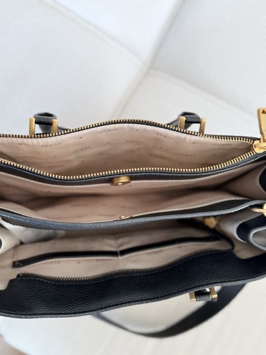 Guess дамска чанта от естествена кожа