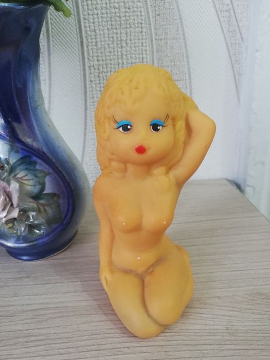 Игрушка резиновая девушка