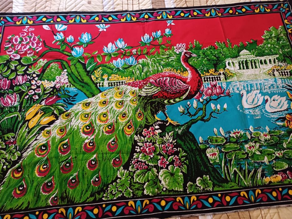 Много красиви  килимчета  на паун,ново