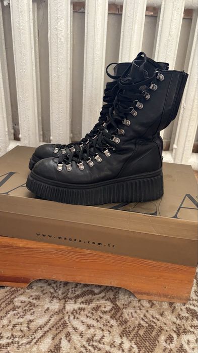 Продам женские ботинки