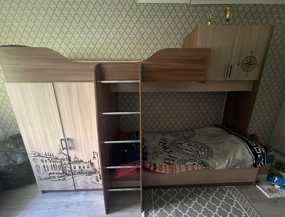 Продаётся.  Двухярусная кровать . Встроенный шкаф.