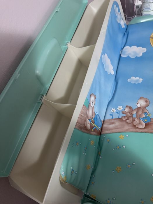 Saltea de înfășat cu spații de depozitare