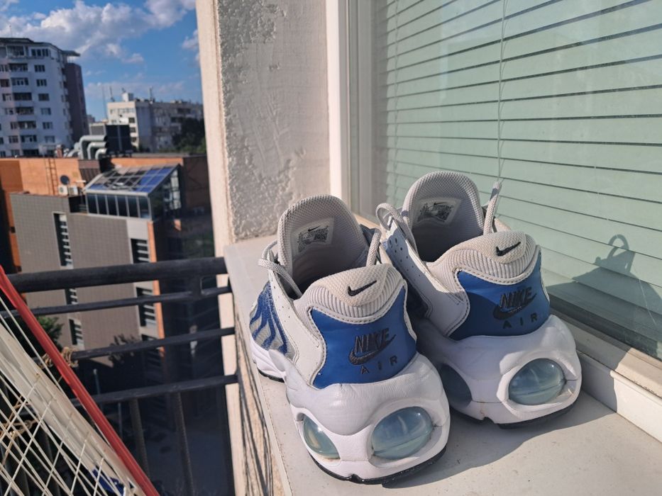 родавам мъжки маратонки Nike Air Max TW в отлично състояние. Моделът е много удобен и със страхотен дизайн, идеален за ежедневието.