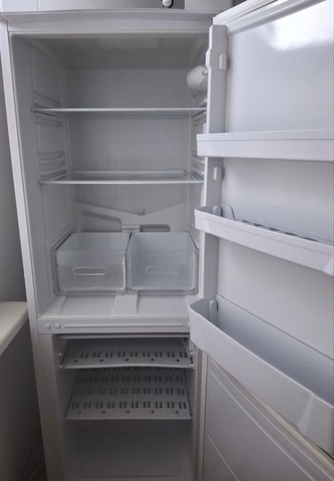 Продам Холодильник INDESIT