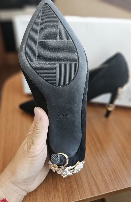 Дамски обувки на висок ток