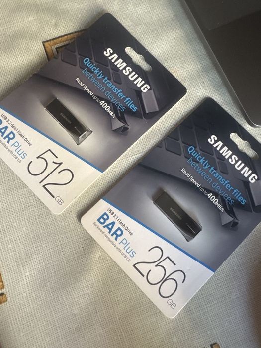 Stickuri noi 256/128si Carduri SD 128/SSD