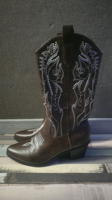 Кафяви ботуши на ток