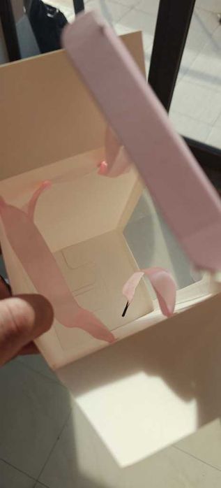 Красива осветена роза в стъкленица с красива подаръчна кутия