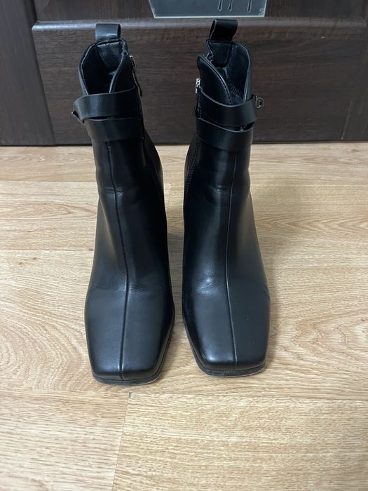 Срочно продам демисезонную ботинку.