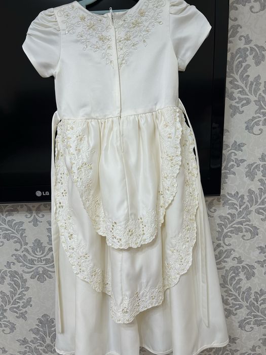 Продам нарядное платье для девочки