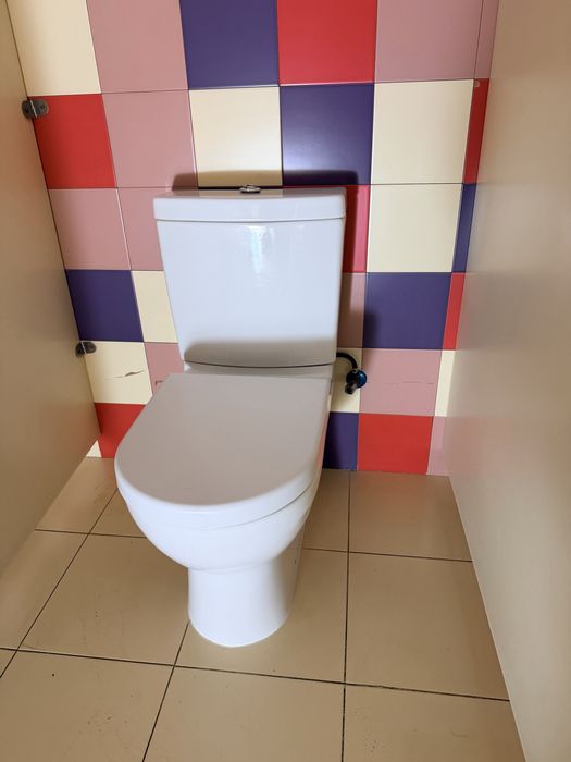 Продам б/у унитазы, раковины, тумбы, перегородки!