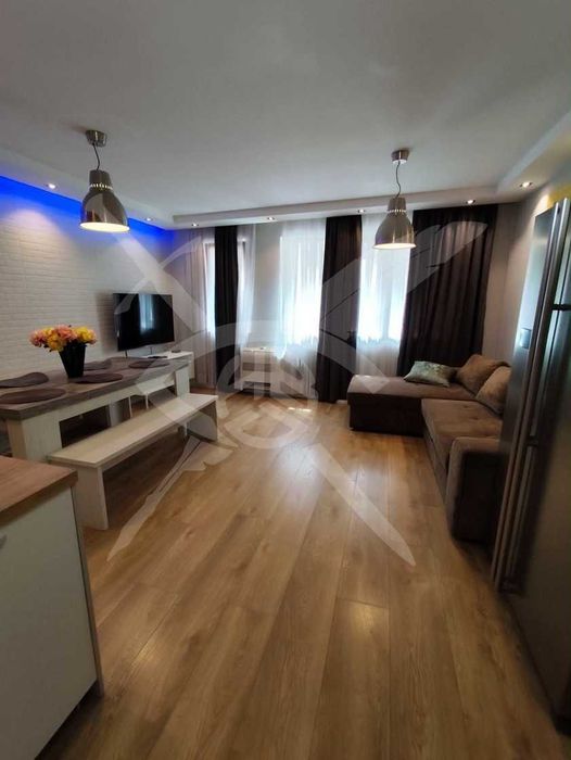 Дава се под наем Тристаен апартамент в Варна, Център - 120 кв.м за 1296.42 € - Снимка #1