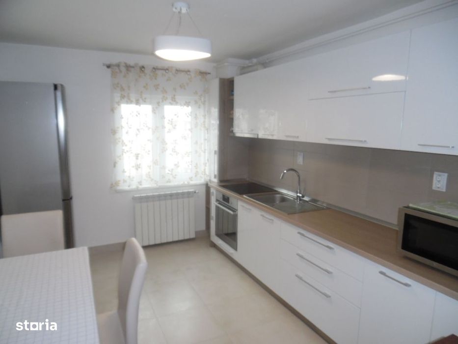 Inchiriez apartament 2 camere decomandat,Deva, Casa de Pensii, etaj 7