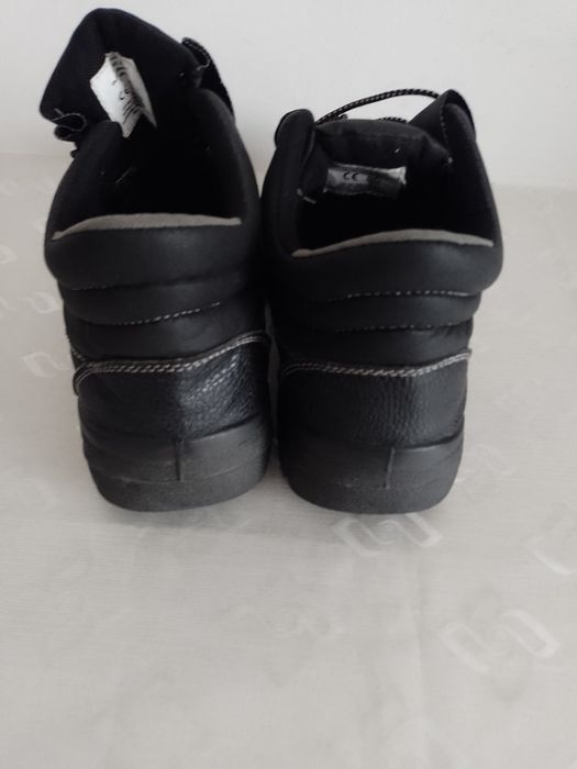 Bocanci de protecție cu bombeu metalic