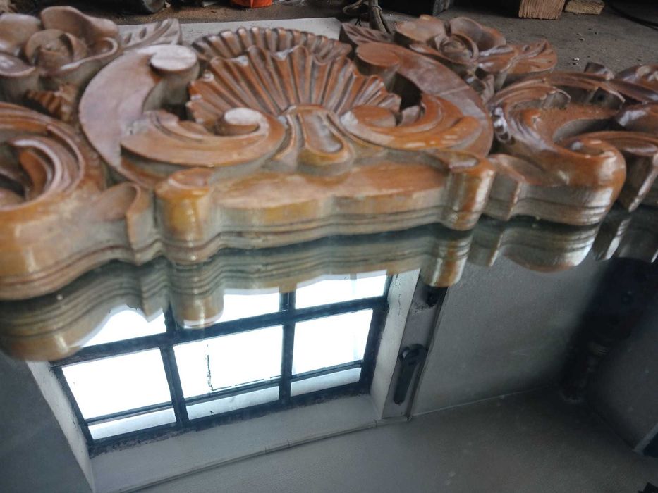 Oglindă vintage cu ramă de lemn masiv sculptat manual