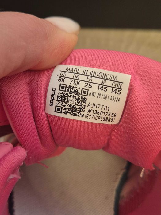 Маратонки Adidas, номер 25