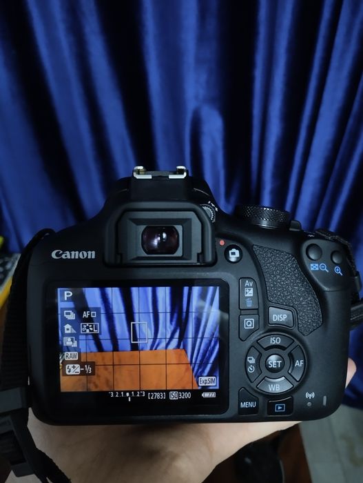 Продам Canon EOS 2000D kit в идеальном состоянии